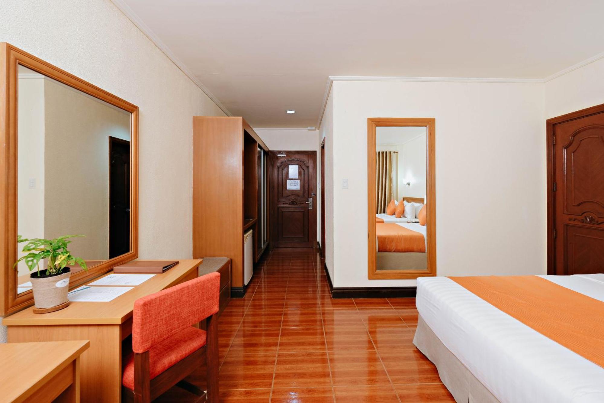 เดอะ สวีทส์ แอท เมาท์ มาลารายัต Hotel Lipa City ภายนอก รูปภาพ