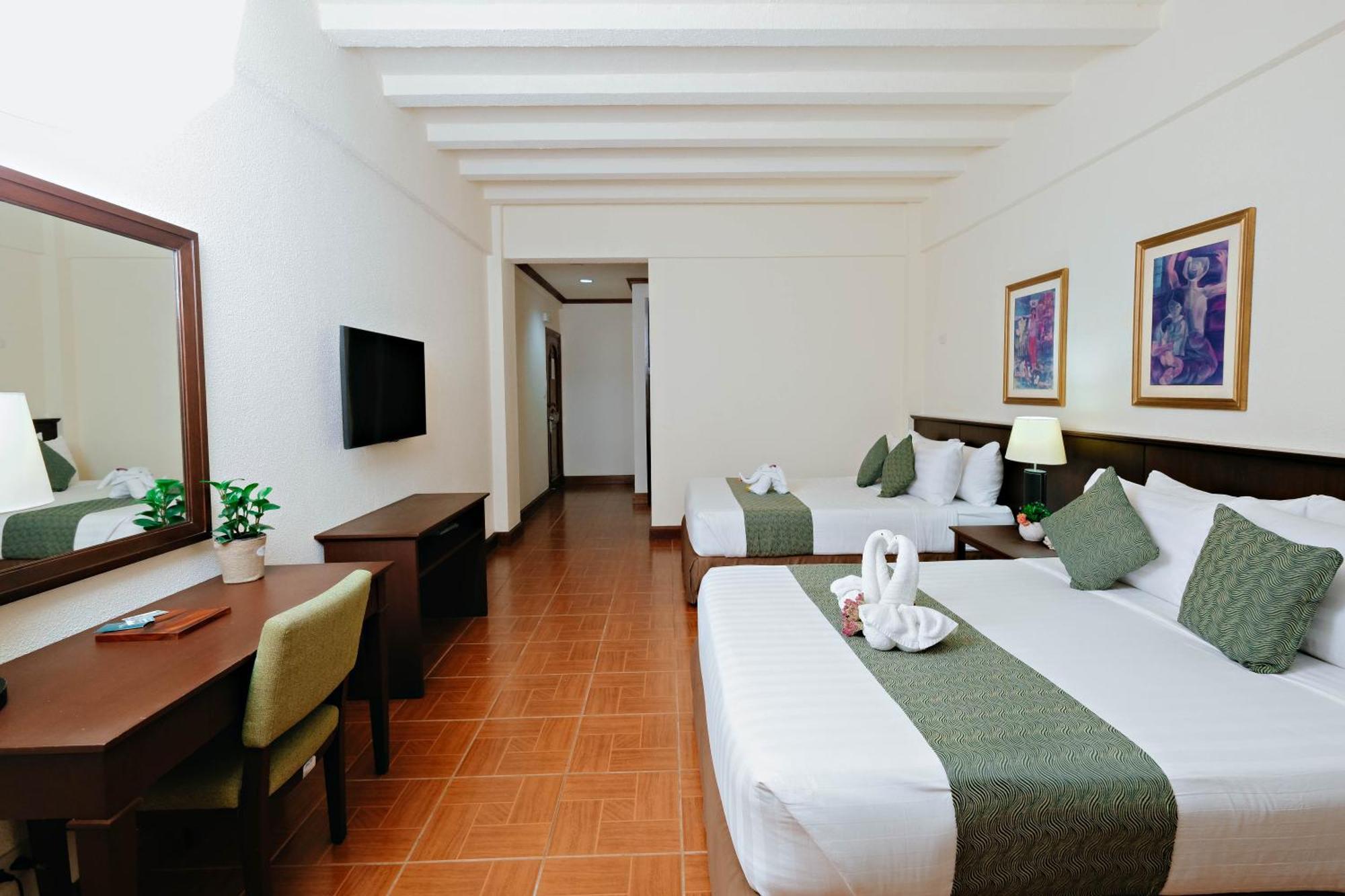เดอะ สวีทส์ แอท เมาท์ มาลารายัต Hotel Lipa City ภายนอก รูปภาพ