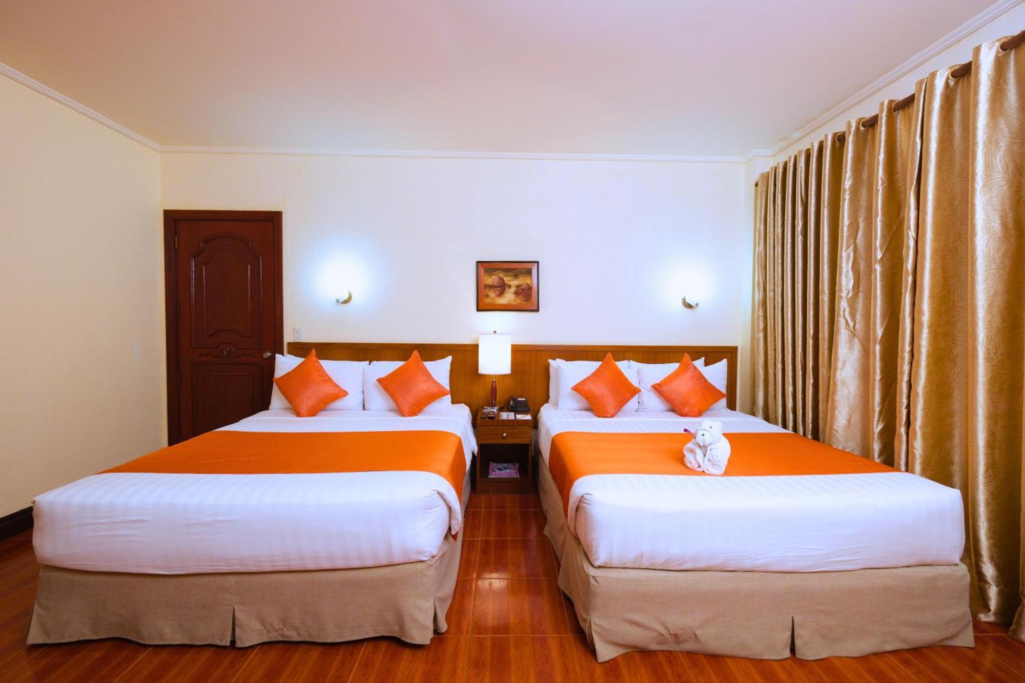 เดอะ สวีทส์ แอท เมาท์ มาลารายัต Hotel Lipa City ภายนอก รูปภาพ